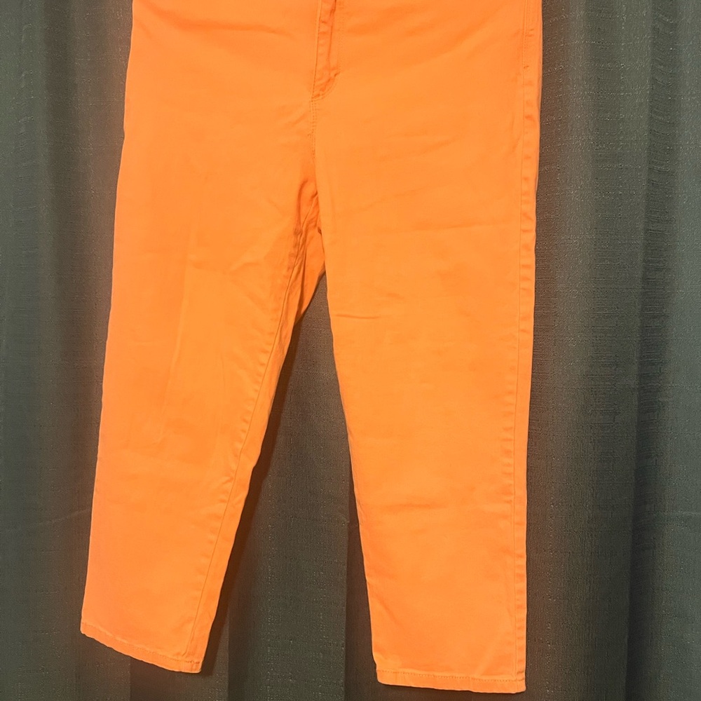Gloria Vanderbilt Peach Capris Size 10 Vibrant and Stylish.
